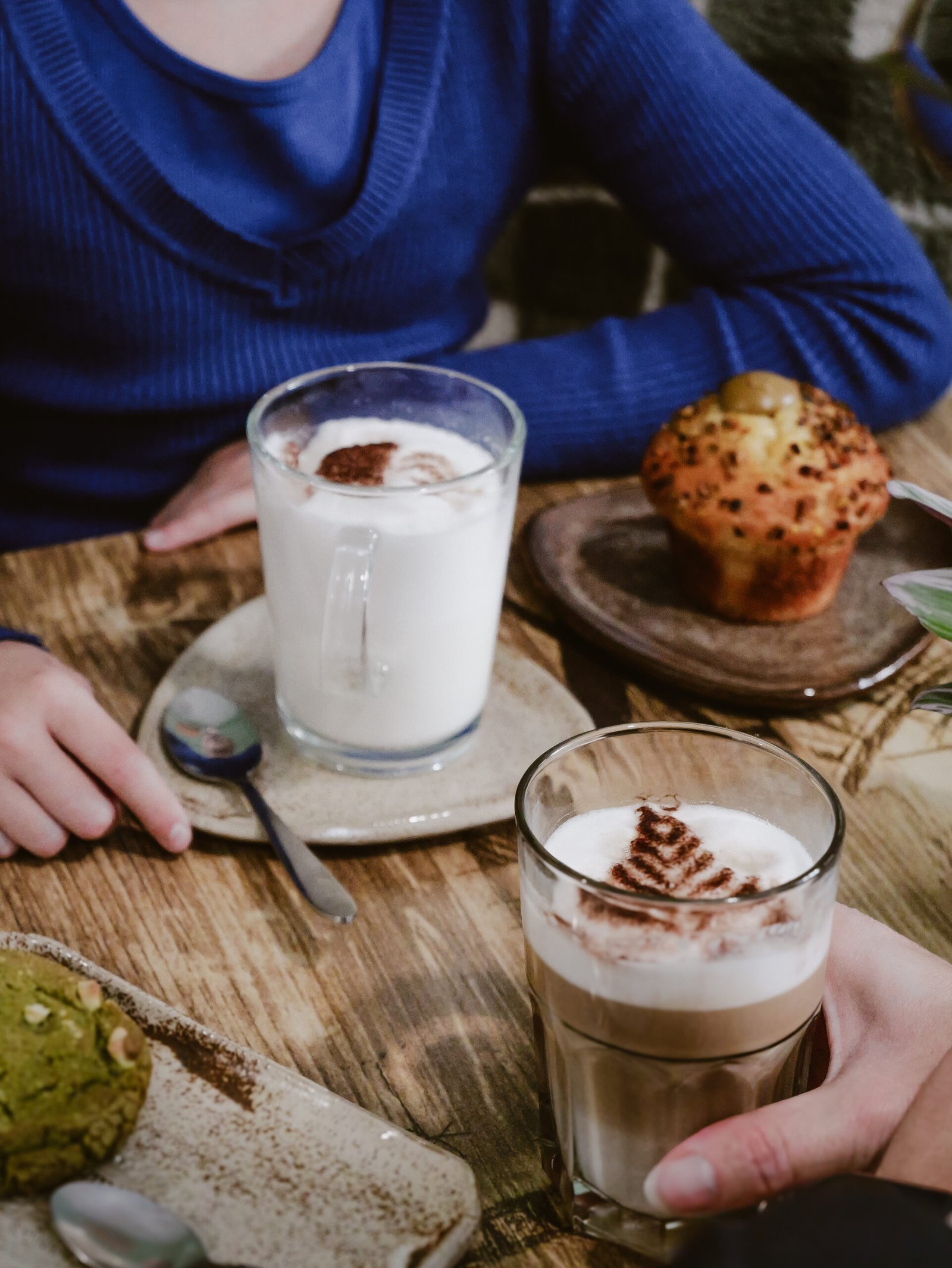 Goûter Gourmand – Café Mère et Fille, Compiègne Goûter gourmand au café Mère et Fille à Compiègne, avec thé, chocolat chaud, cookies, muffins et autres douceurs.