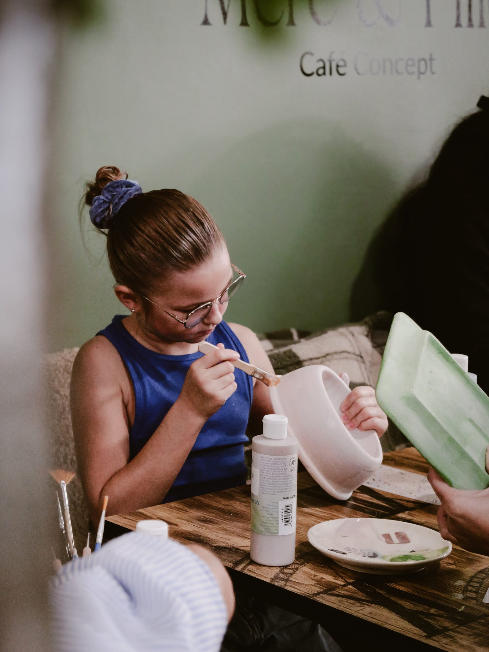 Activité familiale au café Mère et Fille à Compiègne, atelier de peinture sur céramique pour un moment en famille.