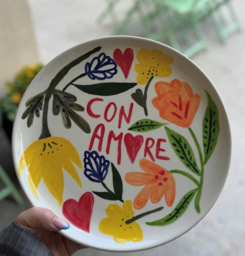 Mère et Fille sur la vitrine du café concept situé au 3 bis rue des Minimes, Compiègne, dans l'Oise Mère et Fille sur la vitrine du café concept situé au 3 bis rue des Minimes, Compiègne, dans l'Oise